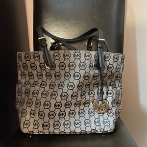 Michael Kors shoulder bag, zip for opening and pockets on each end, inside ply